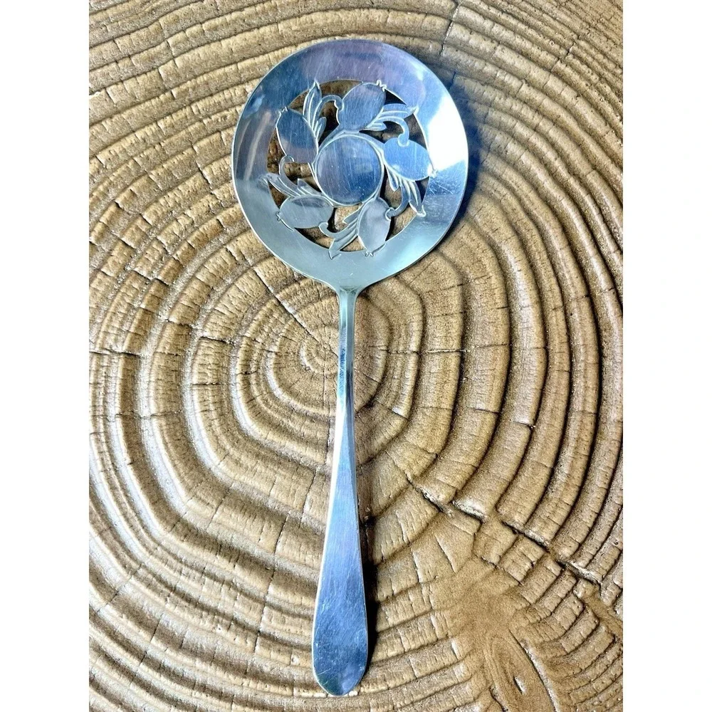 Vintage 1960 WM Rogers Tomato Server / Pattern Hutton (Silverplate)